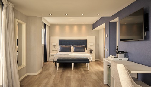 Suite, terraza y piscina 