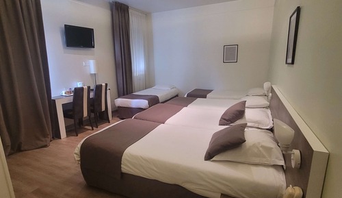 Habitación, varias camas