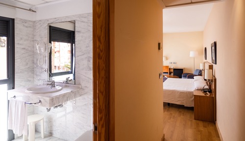 Habitación doble (2 adultos y 1 niño)