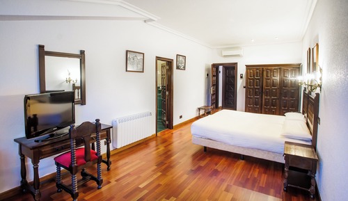 Habitación básica con 2 camas individuales