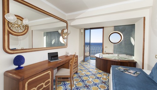 Suite junior, bañera de hidromasaje, vistas al mar