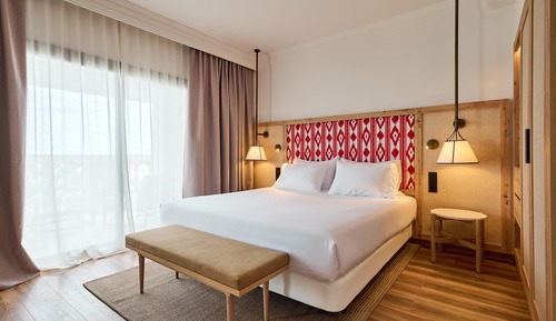 Suite junior, 1 cama de matrimonio grande con sofá cama, balcón (2 adults + 2 children)