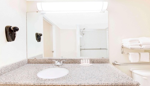 Suite, 2 camas dobles, accesible para personas con discapacidad (Hearing, Mobility Roll-In Shower)