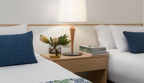 Habitación, varias camas, vistas al jardín