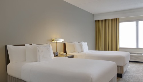 Suite, 2 camas dobles (Mobility/Hearing Accessible, Tub)