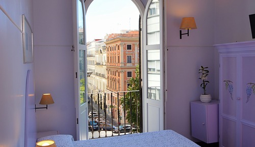 Habitación panorámica con 1 cama doble o 2 individuales, balcón, vistas a la ciudad