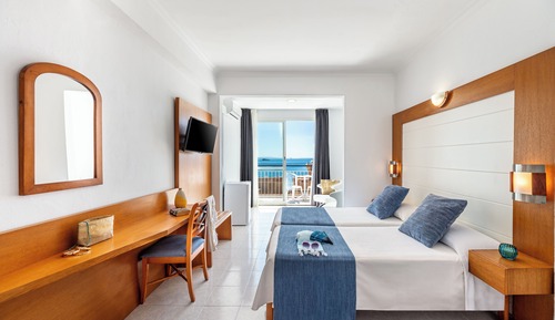 Habitación superior con 2 camas individuales, vistas al mar