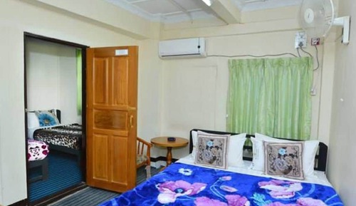 Habitación triple económica (Shared Bathroom)