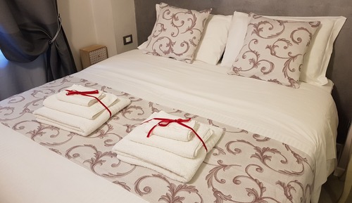 Double Room, Ensuite (Camera Rose Rosse)