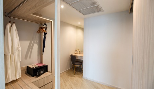 One Bedroom Ocean Suite with Bathtub