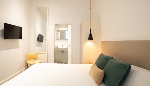 Refugi Double Room, interior courtyard