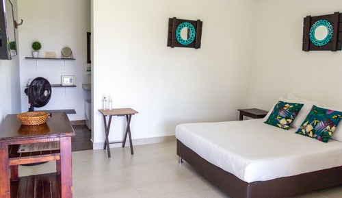Habitación junior doble, varias camas, frigorífico, vistas a la piscina