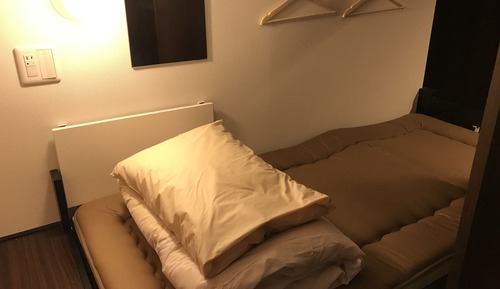 Dormitorio compartido, dormitorio mixto (One Bunk Upper Bed)