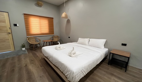 Suite with Bathtub
