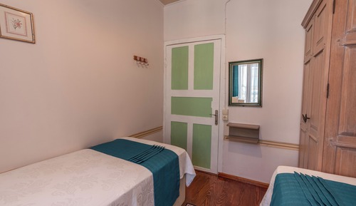 Habitación junior con 2 camas individuales (Private Bathroom outside of the Room)