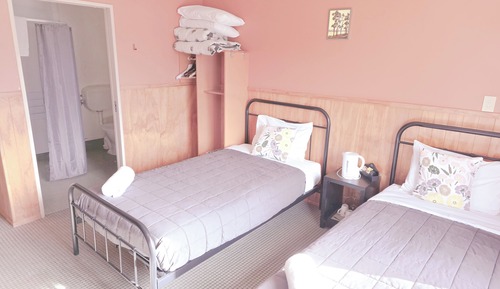 Habitación básica con 2 camas individuales