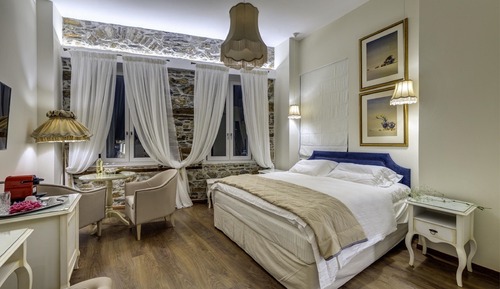 Suite superior, vistas parciales al mar