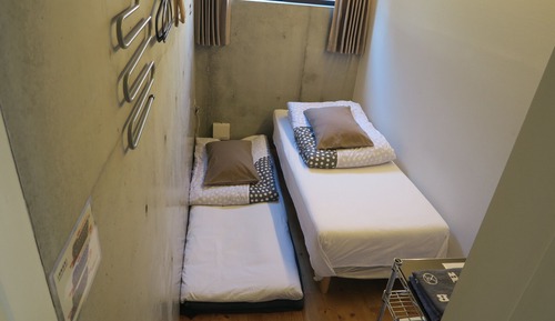 Habitación básica con 2 camas individuales