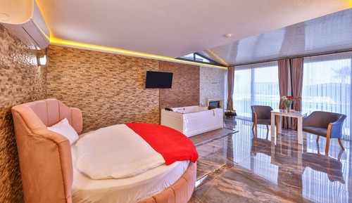 Habitación Deluxe, bañera de hidromasaje, vistas a la piscina