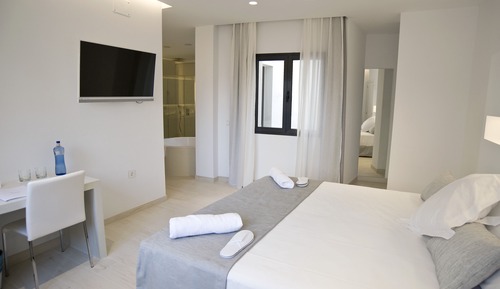 Habitación Deluxe doble, 1 cama de matrimonio grande, bañera de hidromasaje, vistas al patio