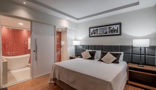 Suite presidencial, 1 cama de matrimonio grande, baño privado, vistas a la ciudad