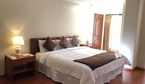 Habitación individual superior, 1 cama de matrimonio grande, baño privado, en la zona del jardín