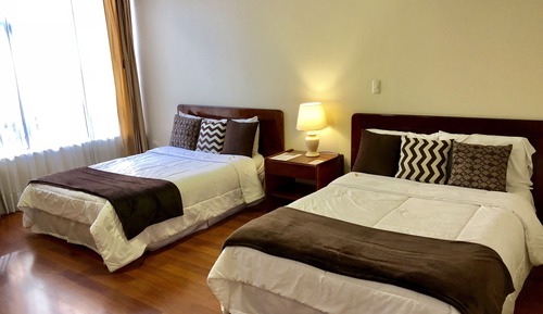 Habitación doble superior, 2 camas de matrimonio, baño privado, en la zona del jardín