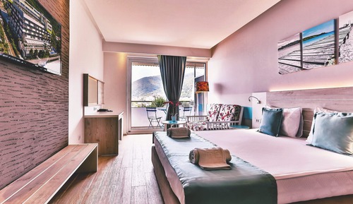 Habitación con 1 cama doble o 2 individuales, vistas parciales al mar