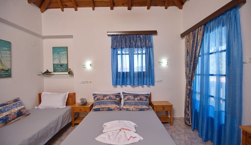 Habitación, vistas parciales al mar