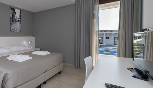 Habitación estándar con 1 cama doble o 2 individuales, vistas a la piscina