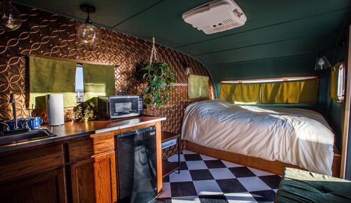 Habitación (Esmerelda 23; 1951 Spartanette)