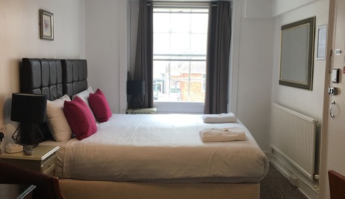 Habitación básica con 1 cama doble o 2 individuales