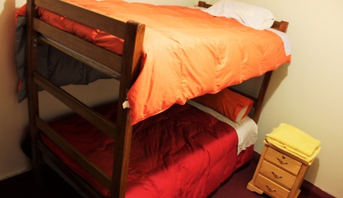 Habitación básica con 2 camas individuales