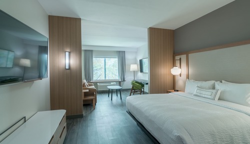 Suite, 1 cama de matrimonio grande con sofá cama (Mobility/Hearing Access, Roll-In Shwr)