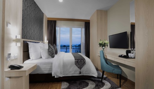 Junior Suite Apartment (Apartment Building)