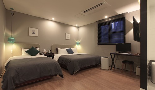 Habitación con 2 camas individuales (Fri/Sat check in time: 8PM)
