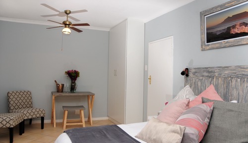 Habitación Confort, 1 cama de matrimonio, baño privado, en la zona del patio