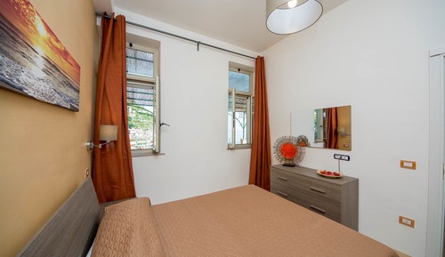 Habitación con 1 cama doble o 2 individuales, vistas parciales al mar