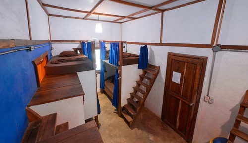 Dormitorio compartido básico, dormitorio mixto, baño compartido