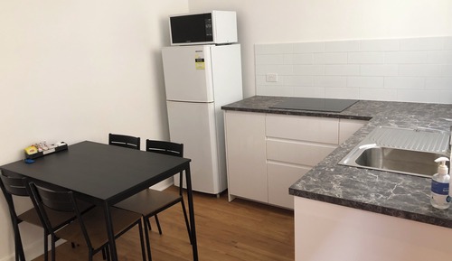 Apartamento básico, 2 habitaciones, baño privado, en la zona del patio
