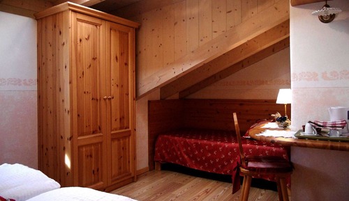 Habitación, en una planta alta (Attic)