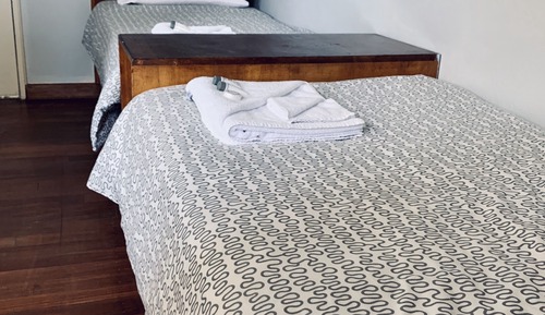 Habitación básica con 2 camas individuales