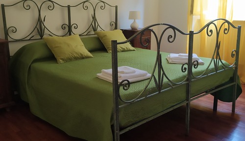 Habitación básica con 1 cama doble o 2 individuales, no fumadores, vistas a la colina