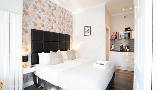 Suite estudio económica, 1 cama de matrimonio grande, cocina básica, vistas al patio