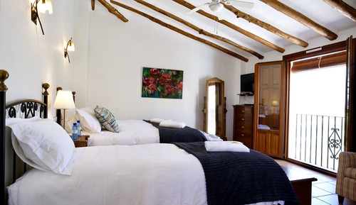 Habitación Confort con 1 cama doble o 2 individuales, balcón