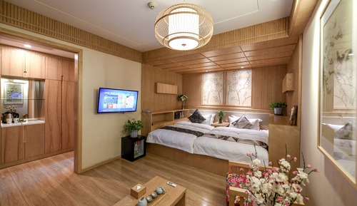 Habitación familiar, 1 cama de matrimonio grande (Free Train Station Pick Up)