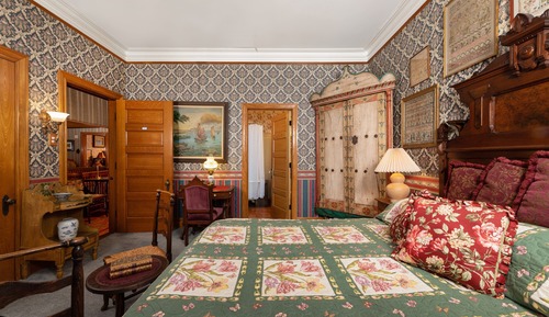 Deluxe Room, 1 Queen Bed, Private Bathroom, Corner
