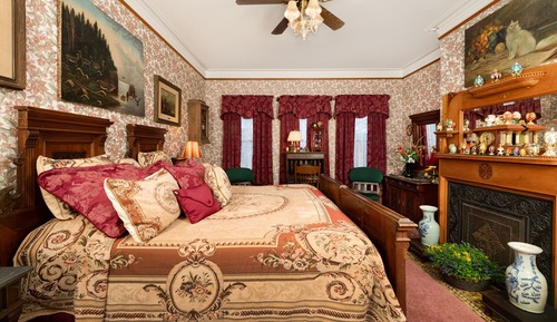 Deluxe Room, 1 King Bed, Private Bathroom