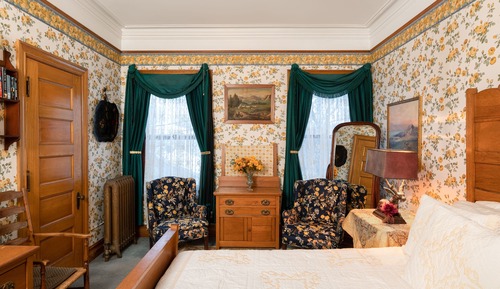 Deluxe Room, 1 Queen Bed, Private Bathroom