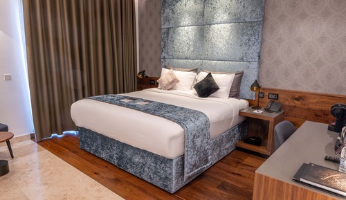 Habitación superior con 1 cama doble o 2 individuales, vistas al jardín